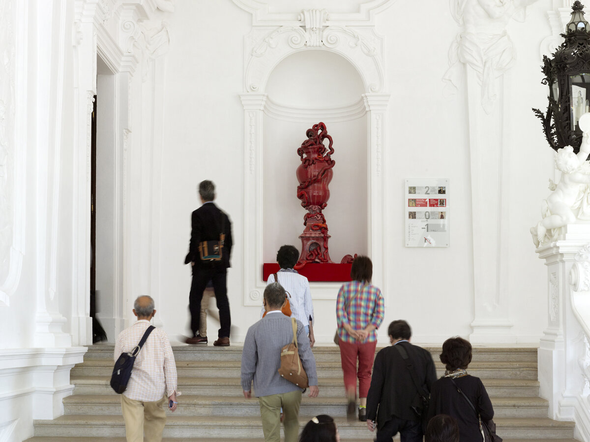 Intervention auf der Prunktreppe im Oberen Belvedere/Wien, 2013 "Die drei Gorgonen - Medusa" Foto: Gisela Erlacher