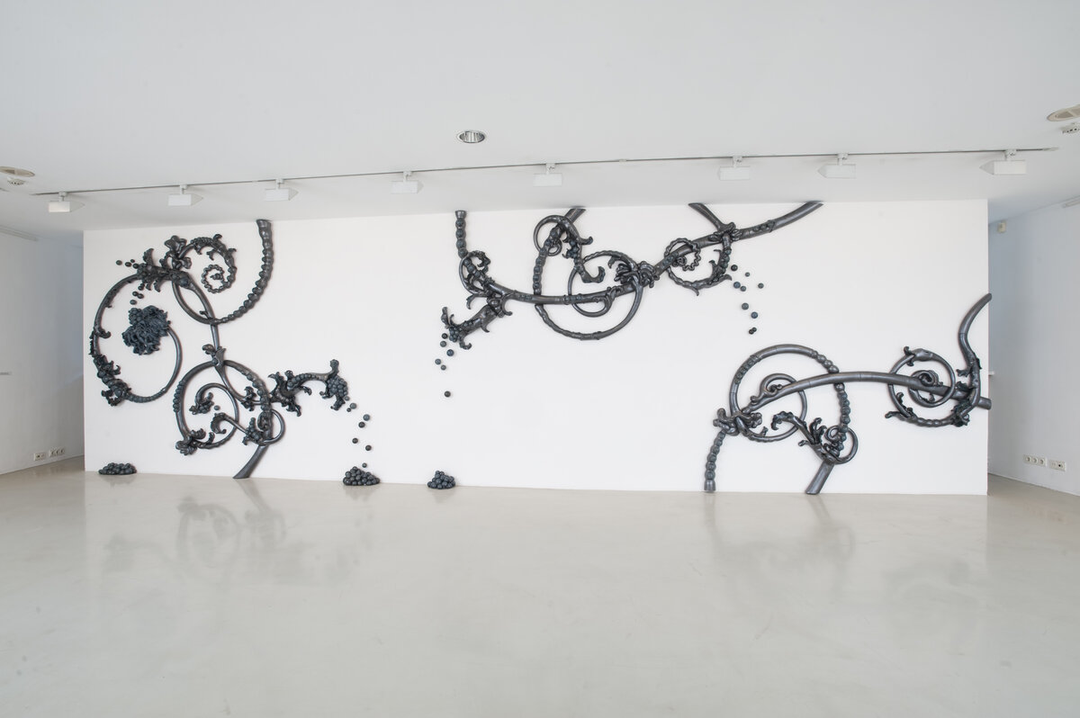 Gerold Tusch, WELKE BLÜTE - REIFE FRUCHT Gerold Tusch - Welke Blüte - Reife Frucht, keramische Wandinstallation