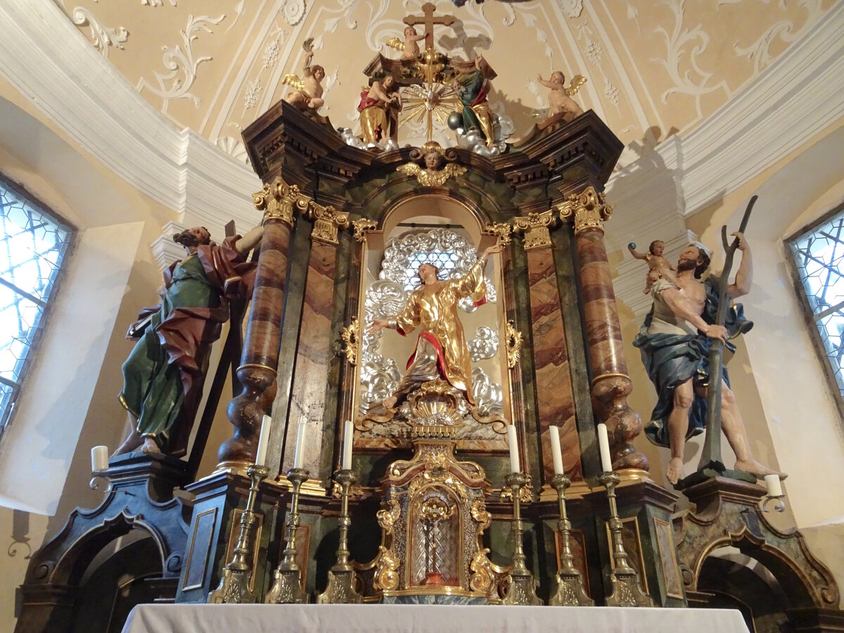 Filialkirche St. Stefan, Straßburg/Kärnten, 2015 Wolkenarrangement für die neue Öffnung am Hochaltar "Im Martyrium öffnet sich dem heiligen Stephanus der Himmel...."