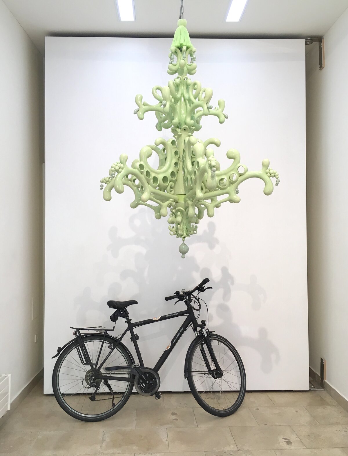 "hortus deliciarum" - hängendes Prunkobjekt beim Ausstellungsabbau - Museumspavillon, Salzburg 2018